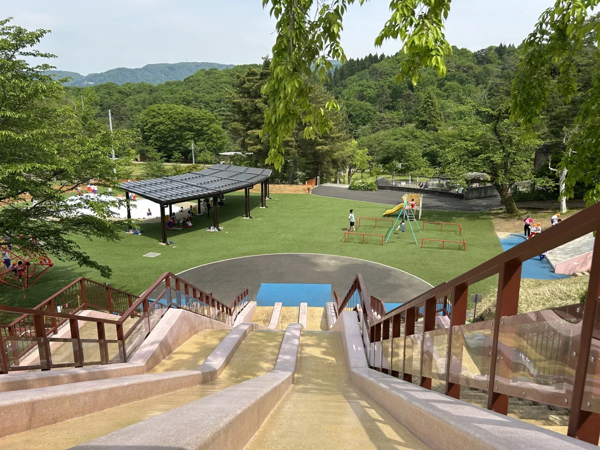 子育てエリアの大型すべり台