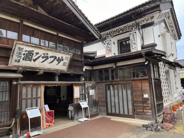 旧機那サフラン酒製造本舗「鏝絵蔵」「主屋」「離れ座敷」