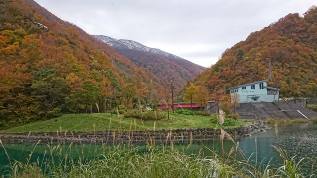 三国川ダムしゃくなげ湖