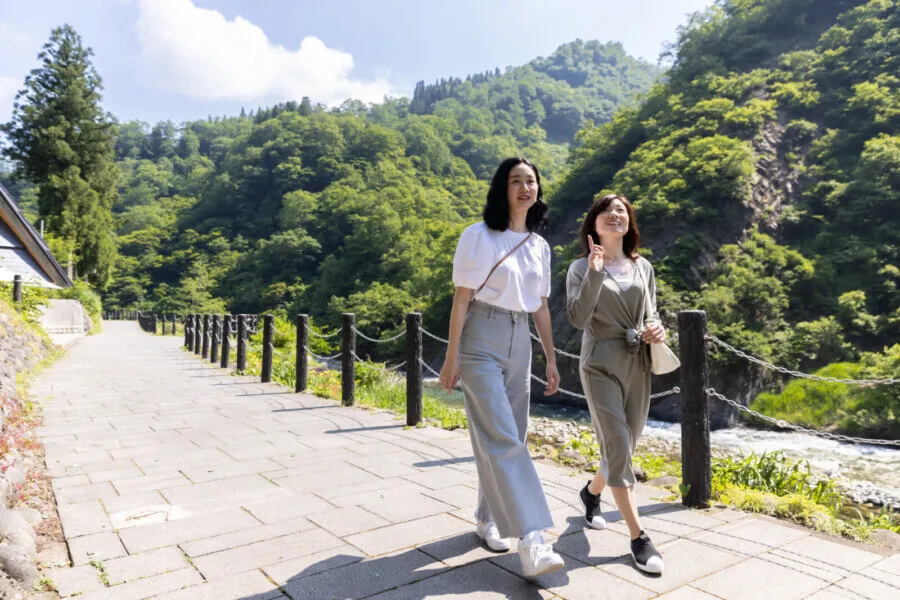 清津峡を訪れる観光客(イメージ)