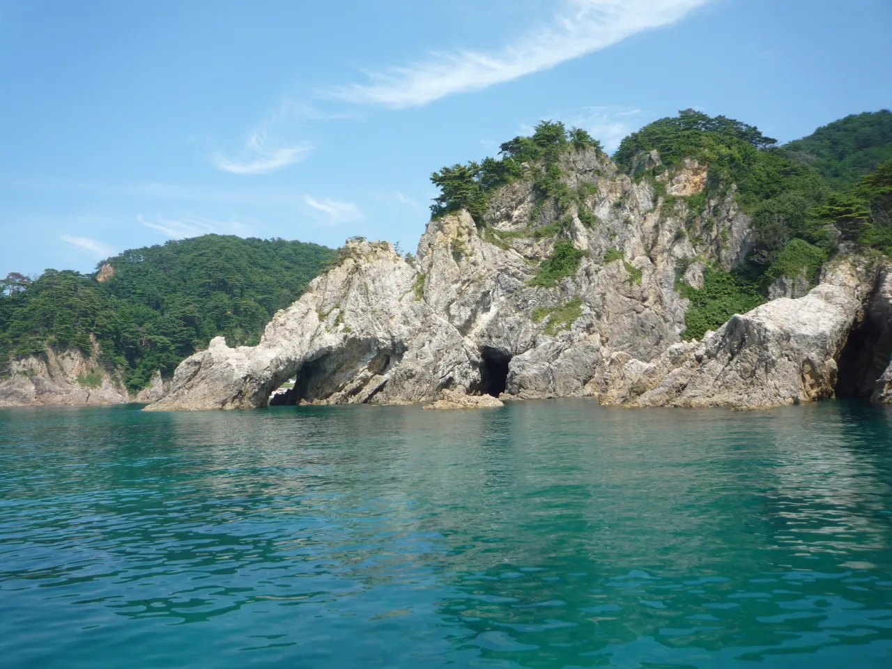 海水を飲む恐竜の姿に見える!?恐竜岩