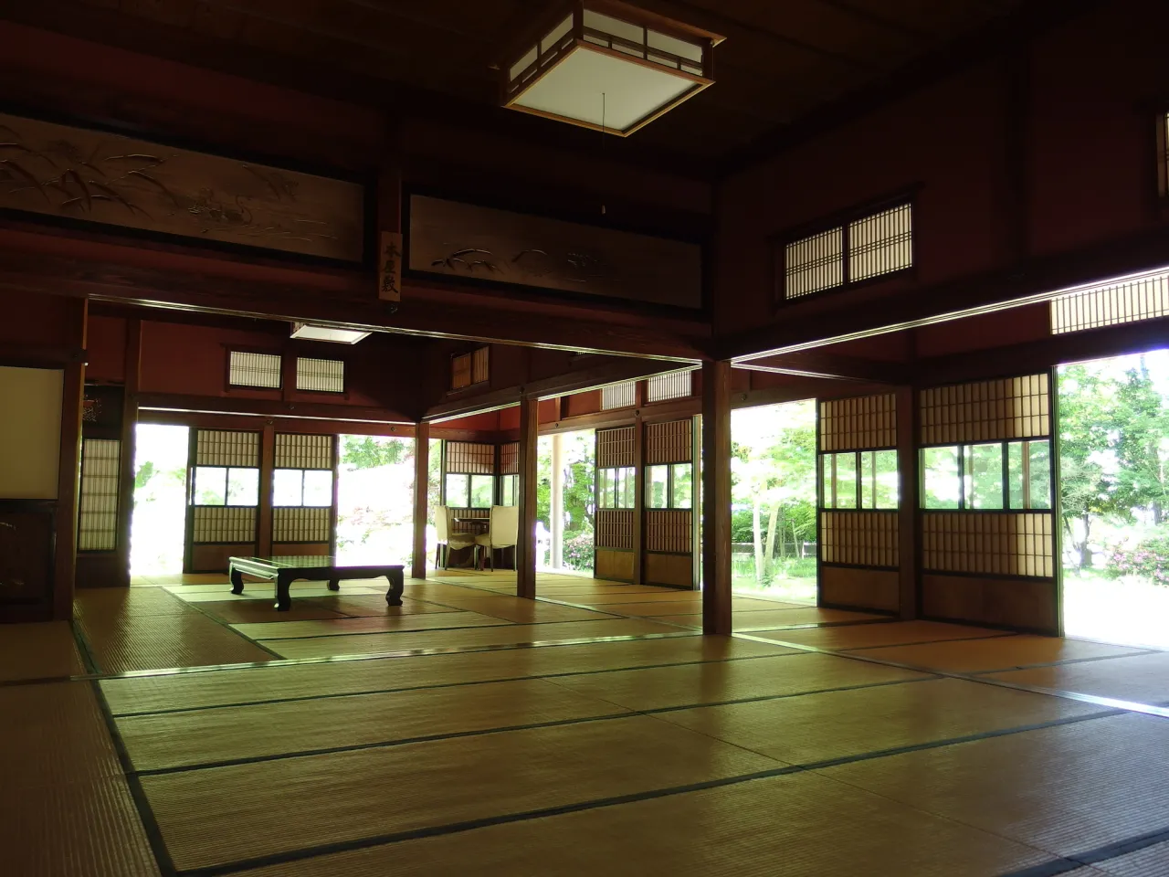 湯沢山を借景とする庭を眺める大座敷