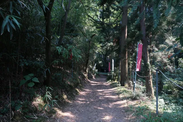 七面大明神教化の岩穴