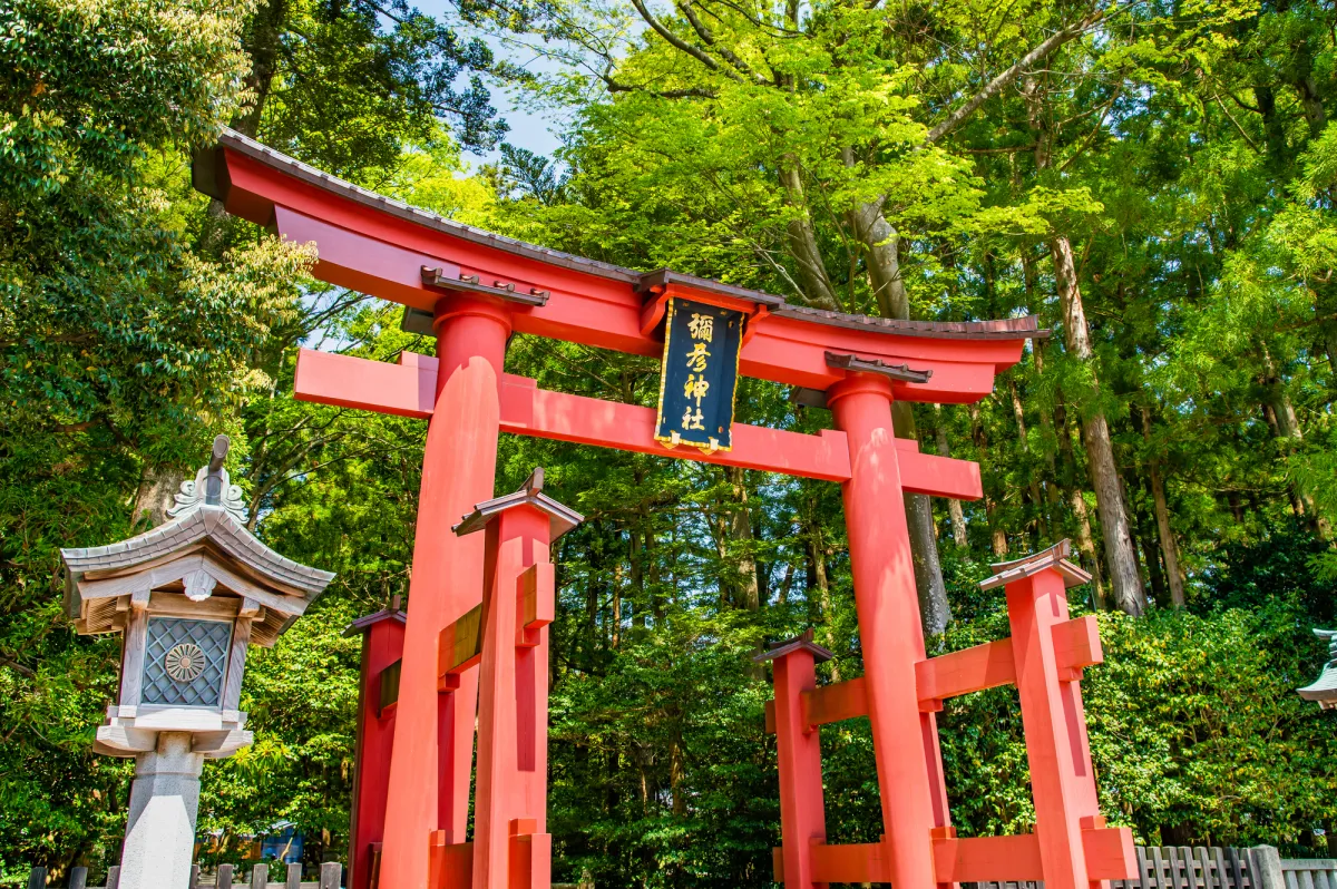 「一の鳥居」をくぐり、 厳かな空間へ