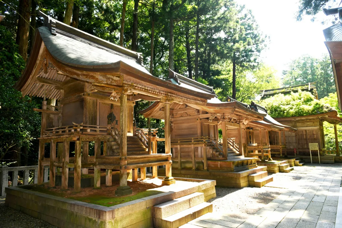 末社が境内外に合せて十八社あります