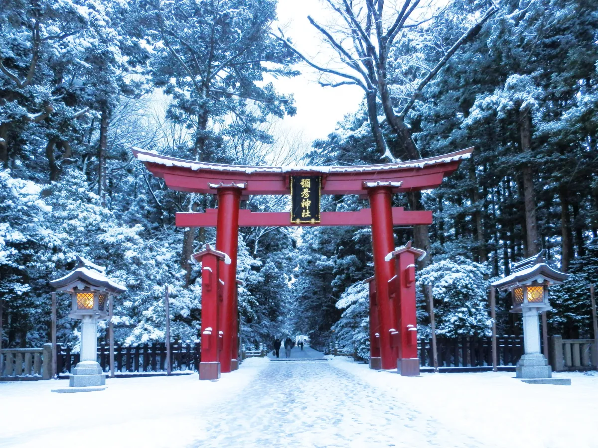 冬、雪に覆われた「一の鳥居」