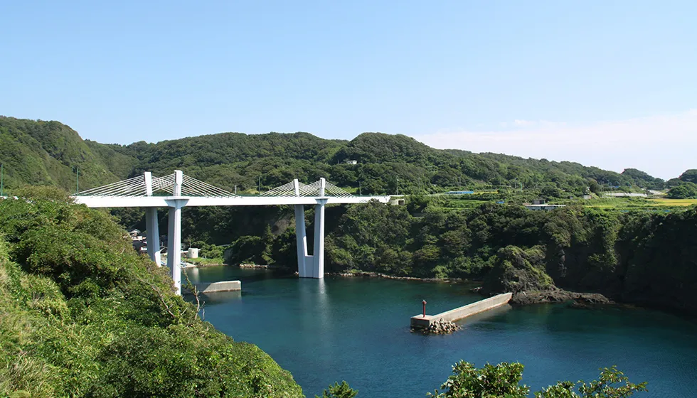 深浦地区の入り江に架かる「長者ヶ橋」