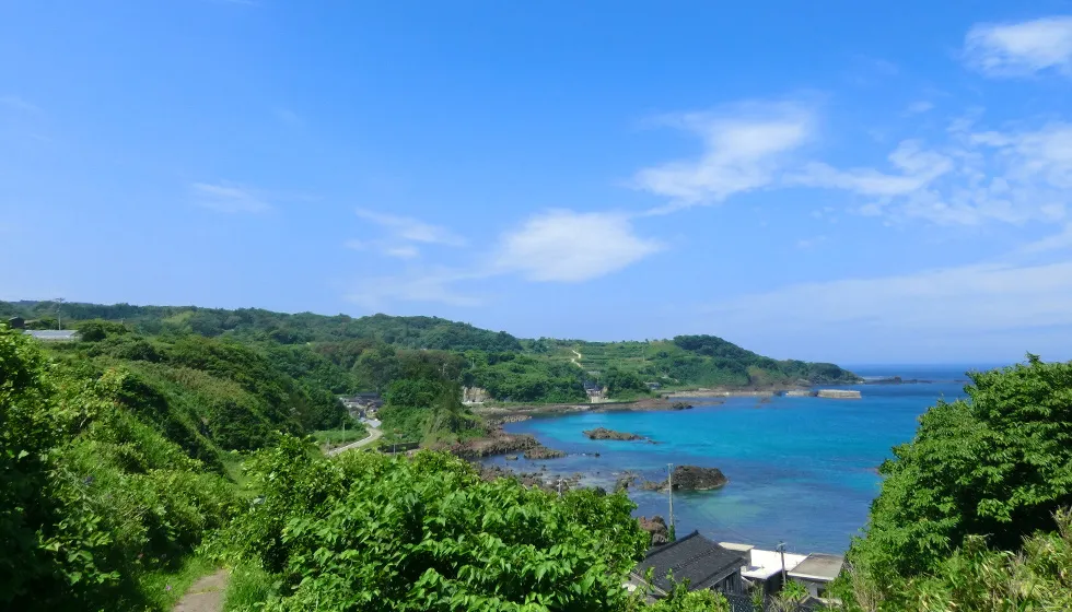 変化に富む海岸美が人々を魅了します。