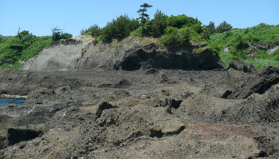太古の火山活動を思わせる黒褐色の岩