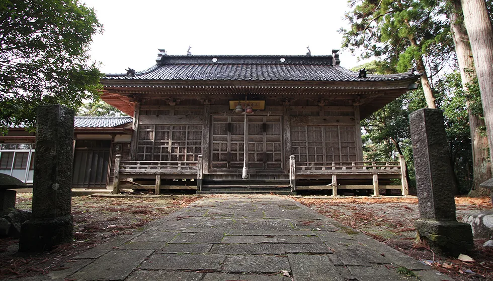 祭りの朝、拝殿前で大獅子が奉納の舞を行います。