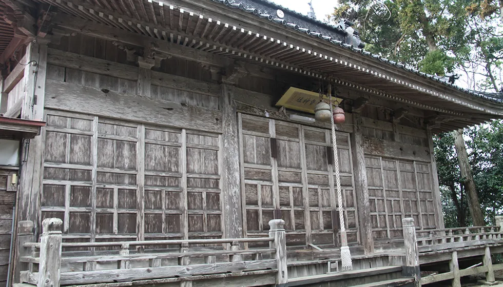 拝殿は、石段を上がる高いところに建っています。