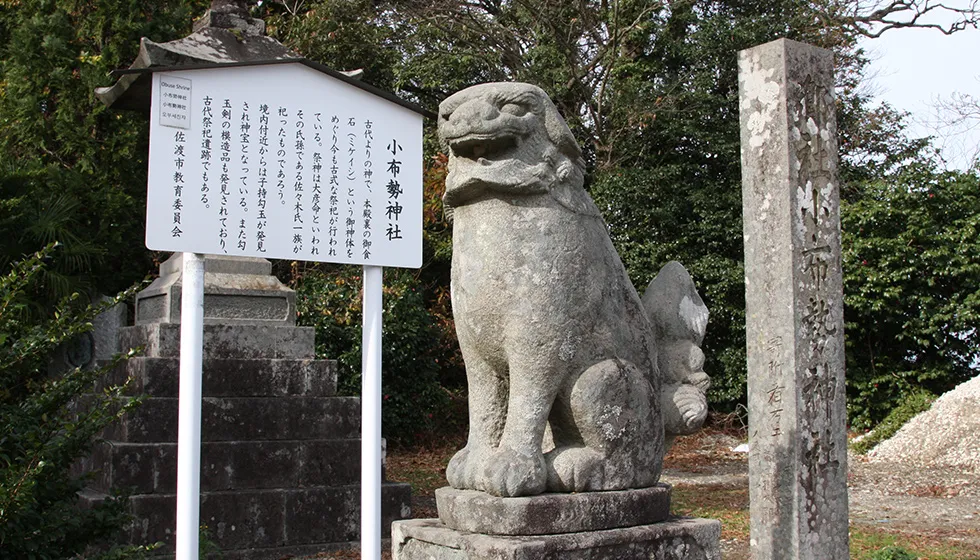 1851年建立の狛犬は、石の産地として名高い椿尾の石工の作品。