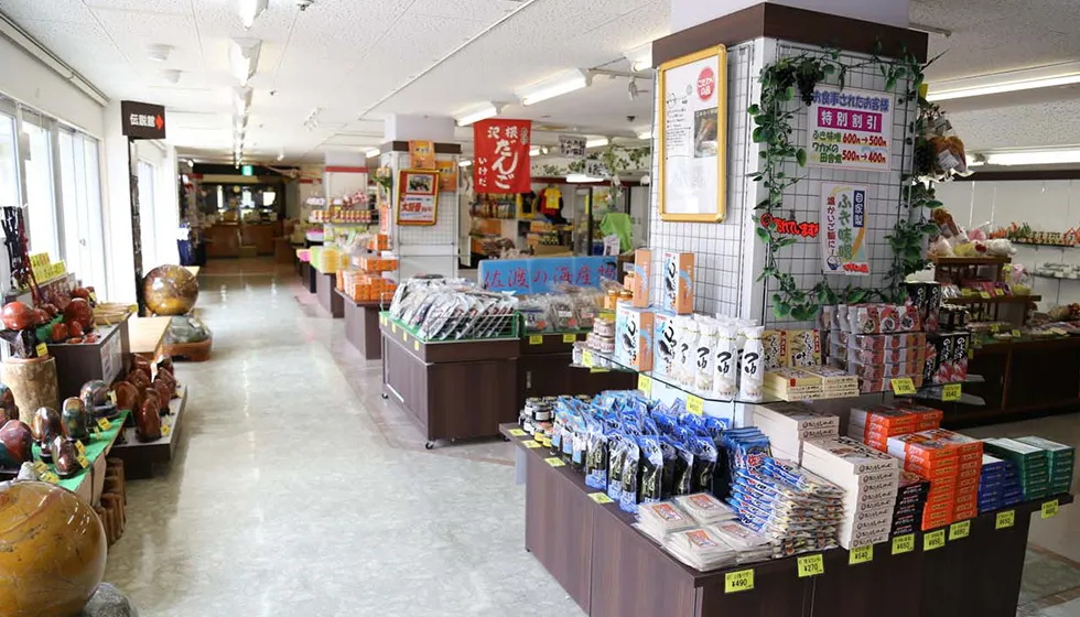 おみやげ品が豊富にそろう売店。