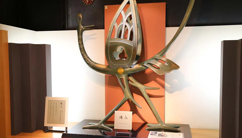 佐々木象堂『鳳凰』は、皇居新宮殿の棟飾りデザインに採用された作品。