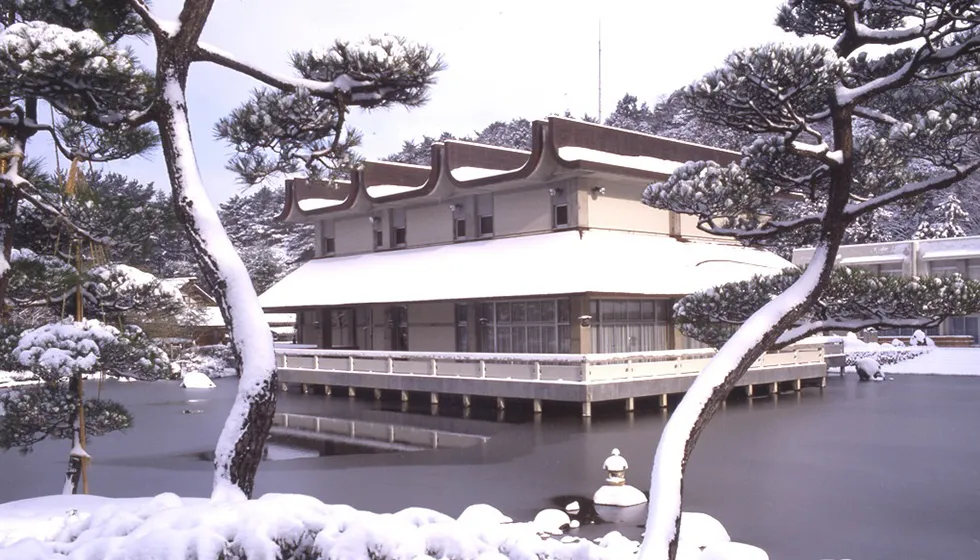 佐渡歴史伝説館は、鯉の泳ぐ池に建つ風情ある建物です。