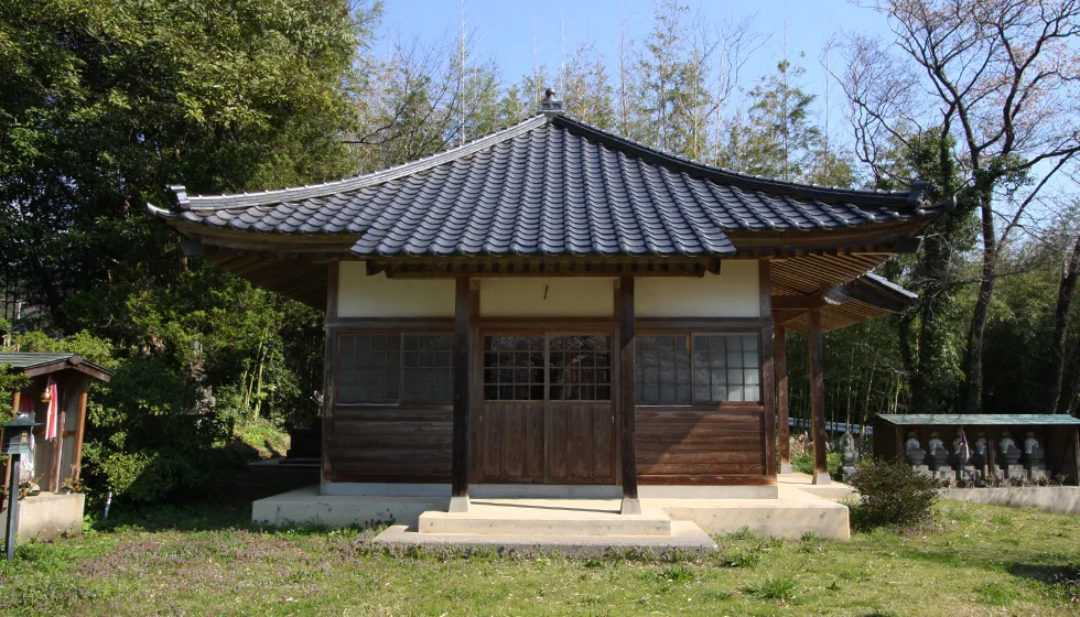 魔尼殿(地蔵堂)には、木彫の白い地蔵菩薩が安置されています。