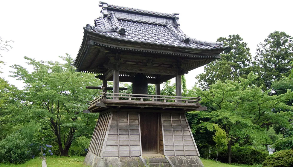 高台の地から鐘の音が響きます。