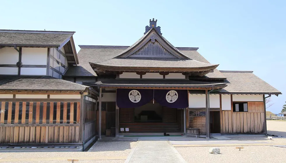 玄関には葵の御紋。佐渡は徳川幕府の直轄地でした。