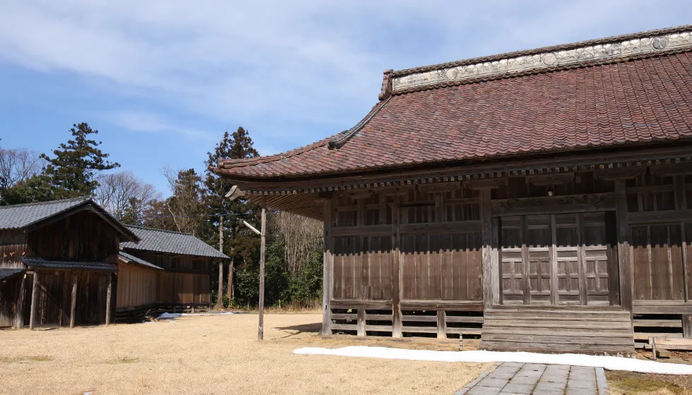拝殿裏手に建つ能舞台