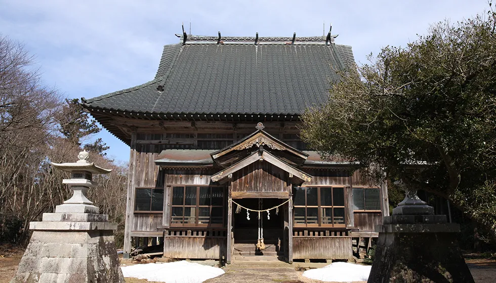 拝殿奥に鎮座する本殿