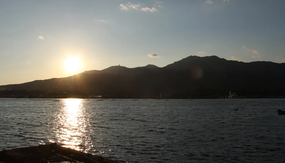 山の向こうに落ちる秋の夕日。