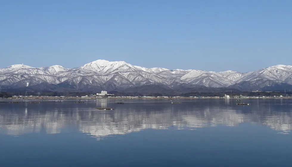 湖面に四季折々の景色を映します
