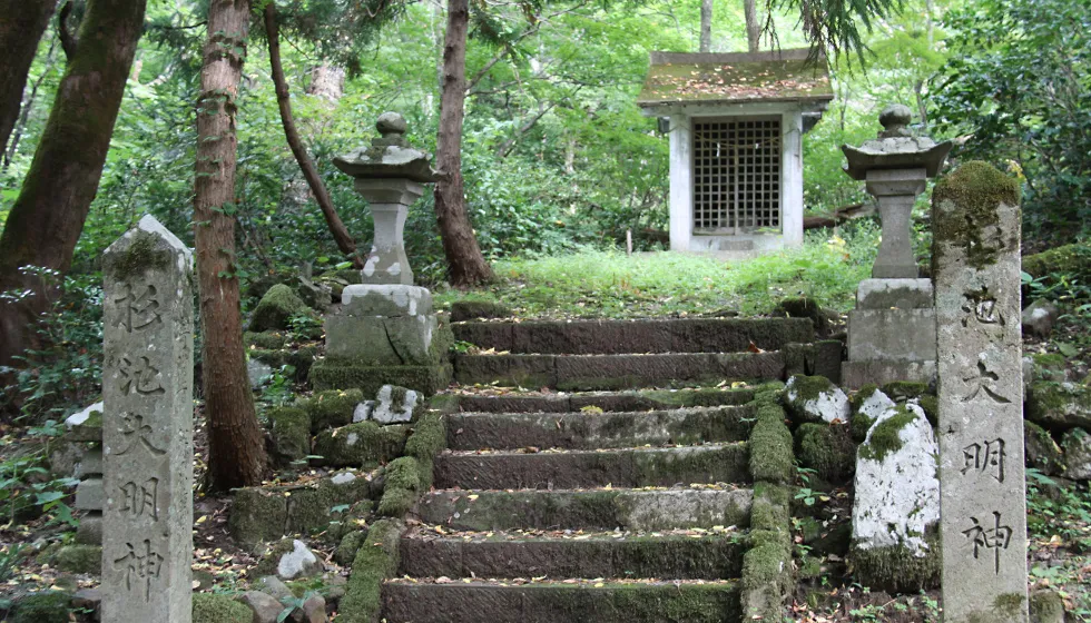 奥の院には杉池大明神が祀られています。