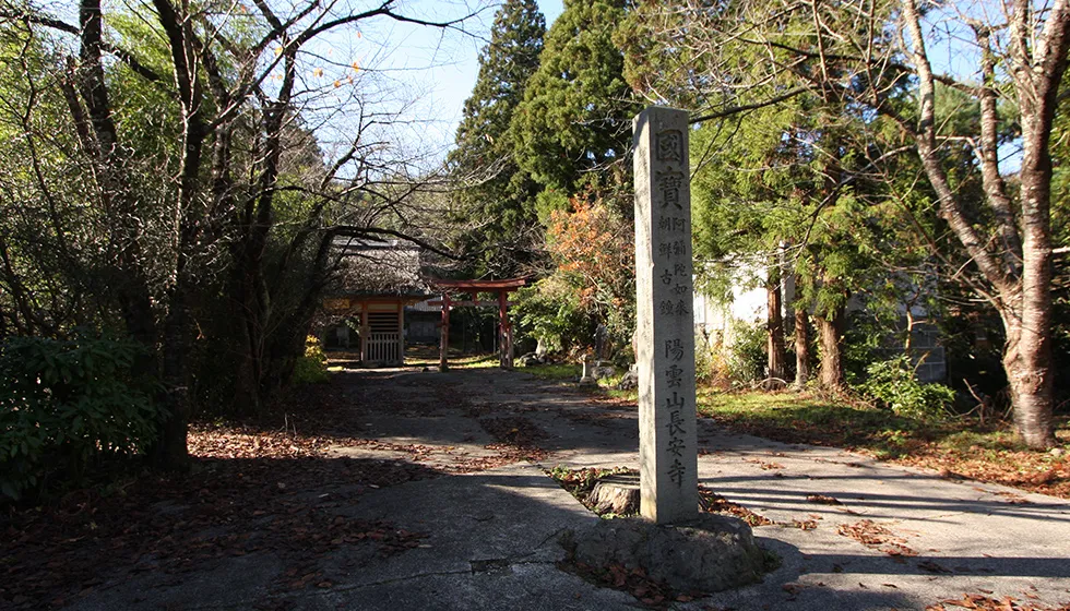 白山神社の赤い鳥居の奥に仁王門が見えます。