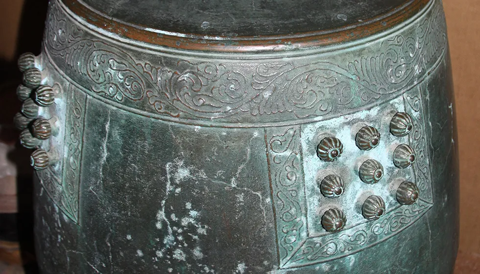 銅鐘(唐草模様)