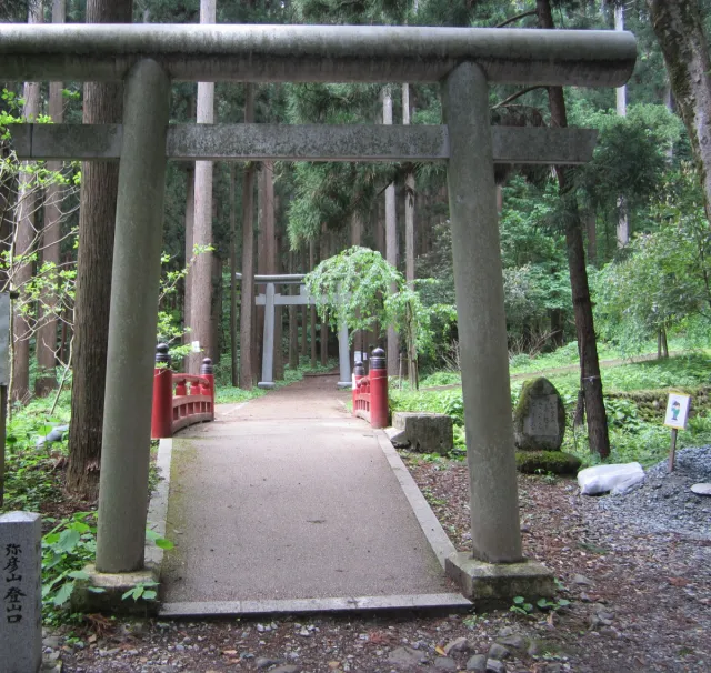 弥彦山・彌彦神社登山口