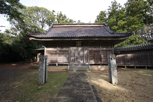 小泊白山神社能舞台と石臼塚