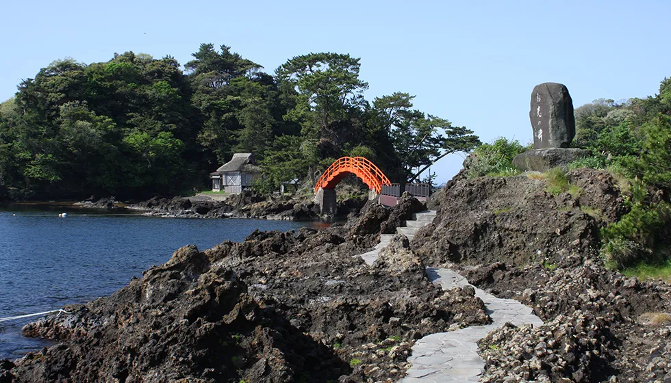 矢島・経島へは遊歩道から歩いて渡ることができます。