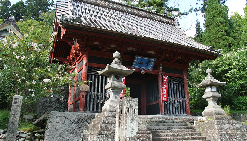 真言宗豊山派の寺院、山号は北豊山。