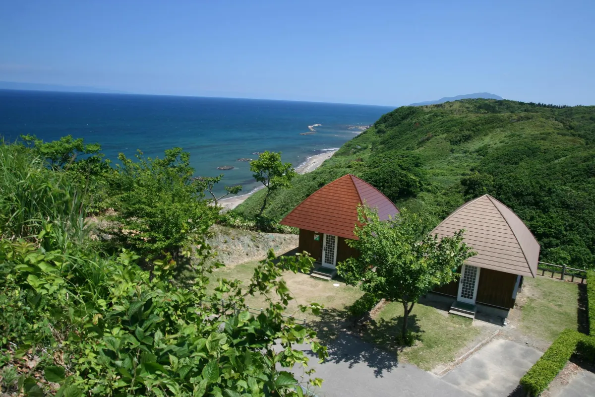 見晴らし抜群の展望台からは、日本海を一望。(※建物はバンガロー)