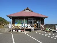 管理棟(キャンプ用品のレンタル、売店のご利用はこちらまで!)