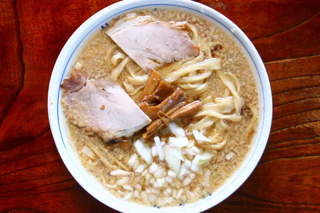 燕のソウルフード「燕背脂ラーメン」