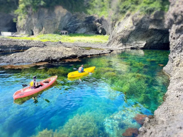 佐渡のきれいな海と最高のロケーションでシーカヤック体験(小木琴浦洞窟)