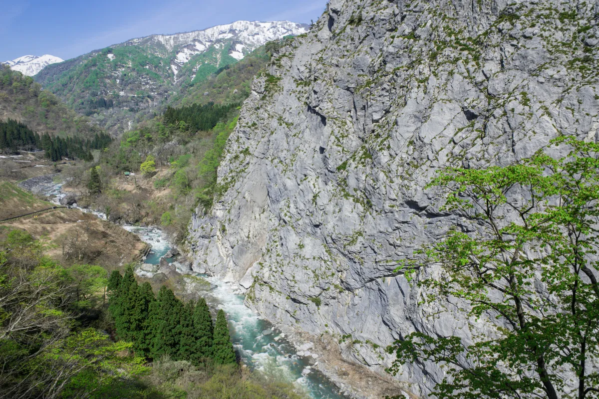 小滝川ヒスイ峡にそそり立つ明星山大岩壁