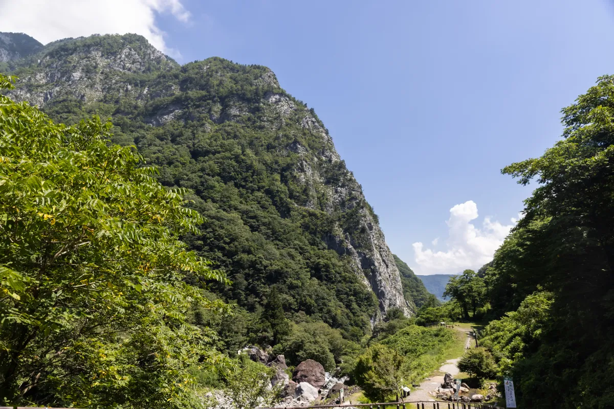 緑が美しい小滝川ヒスイ峡と明星山