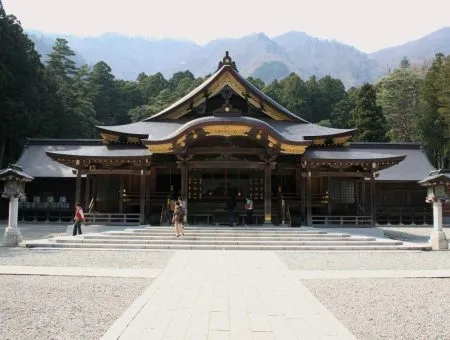 弥彦神社