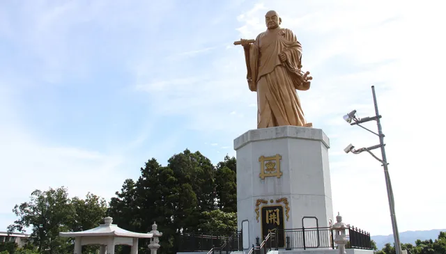 佐渡日蓮聖人大銅像