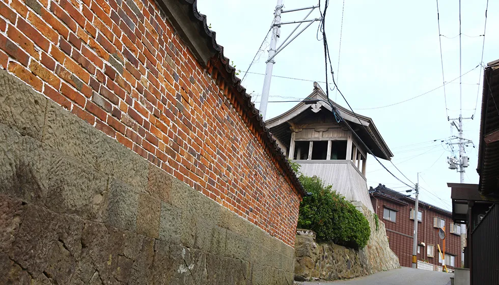 佐渡奉行所から京町へ向かう坂の途中にあります。