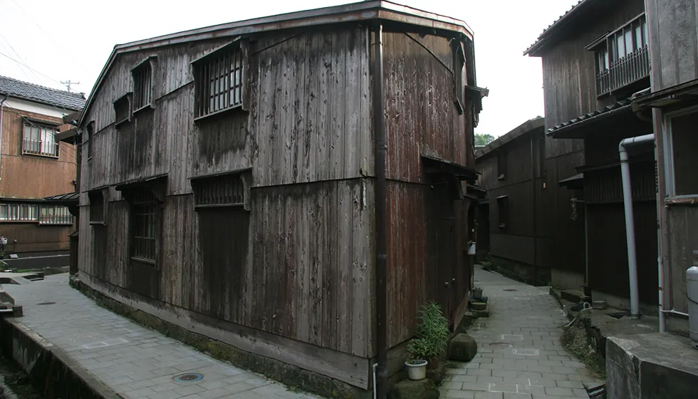 舟形の「三角家」は宿根木のシンボル。