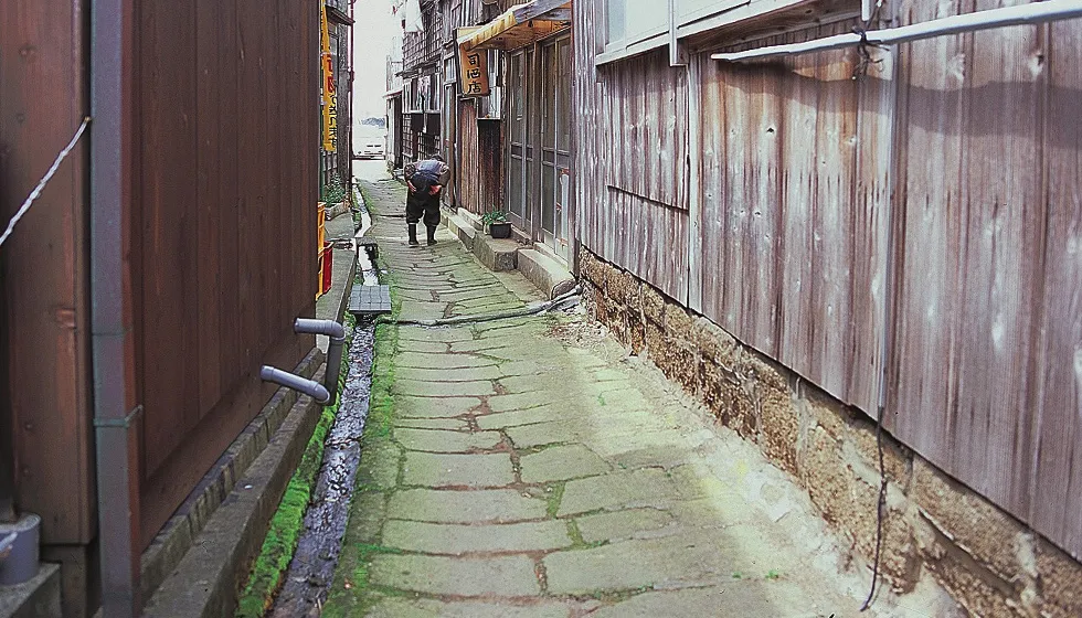 「世捨て小路」は、出棺の際に葬列が最後に通る道。