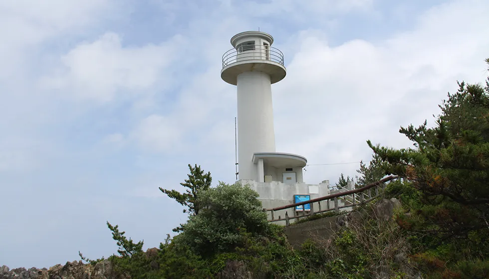 佐渡を代表する景勝地・尖閣湾に建つ灯台です。