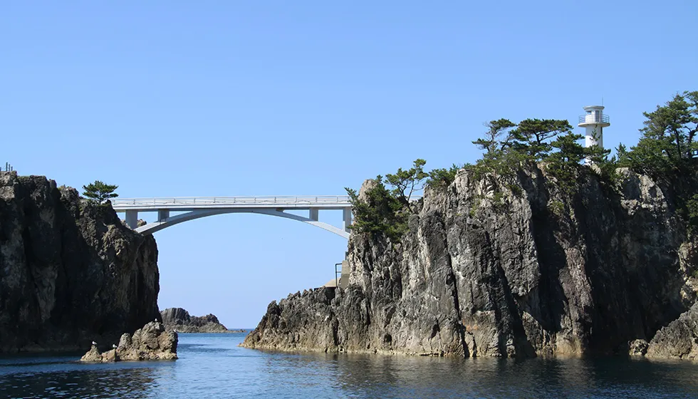 映画『君の名は』で知られる“まちこ橋”(遊仙橋)のたもとに建っています。