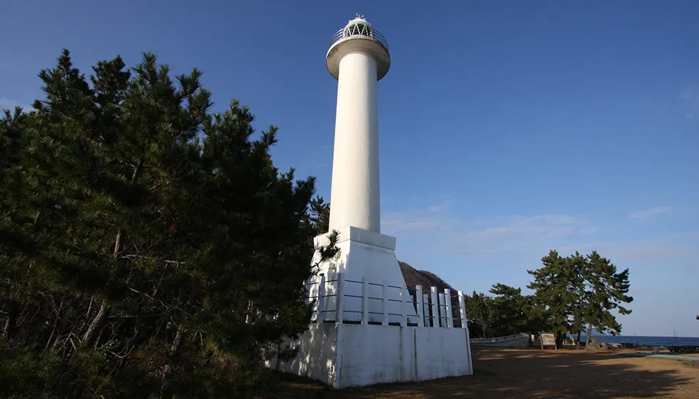 本州の角田岬まで約31km。越佐海峡最短距離の地点です。