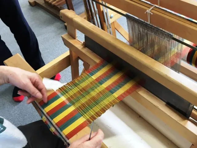 「手描き友禅・手織り体験」吉彩館2号館
