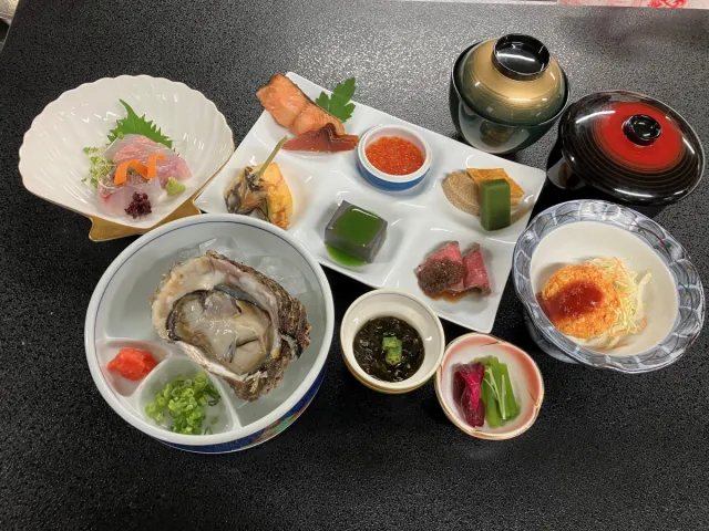 バスツアーで味わう！夏の味覚！天然岩牡蠣付の割烹ランチ