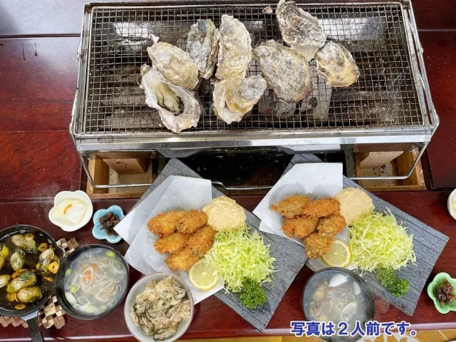 両津港から徒歩圏内！ぷりっぷりの加茂湖の牡蠣を炭火焼きで存分に味わう かき家みうらさんの牡蠣料理プラン
